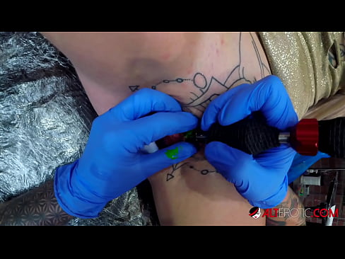 ❤️ Extremamente tatuada, a brasa Sully Savage fez uma tatuagem no seu clítoris Porno duro em nós pt.porn-tub-sexer.ru ❌❤